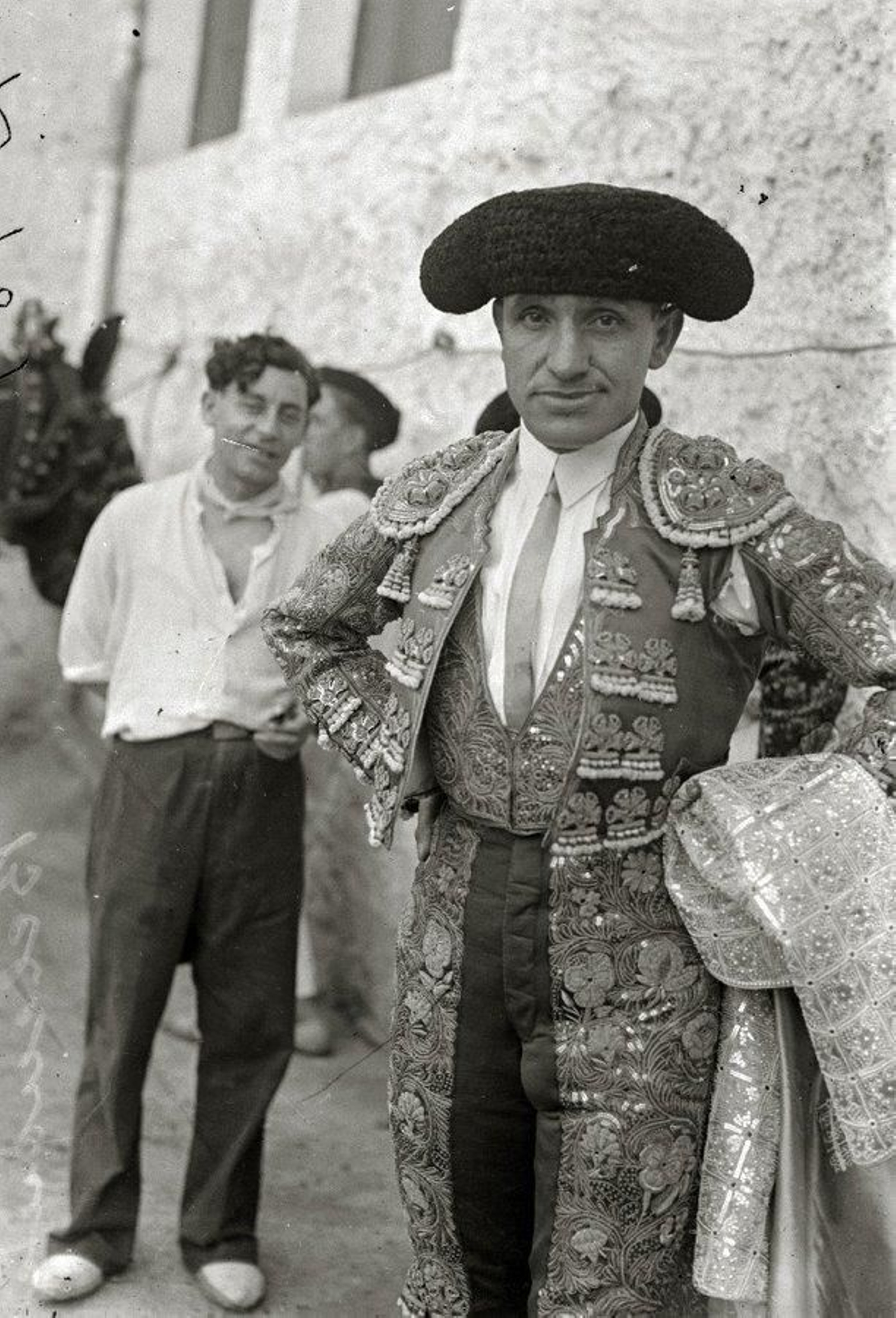 Juan Belmonte, vestido de luces, en su última época profesional entre 1034 y 1936. Juan Belmonte, vestido de luces, en su última época profesional entre 1034 y 1936.