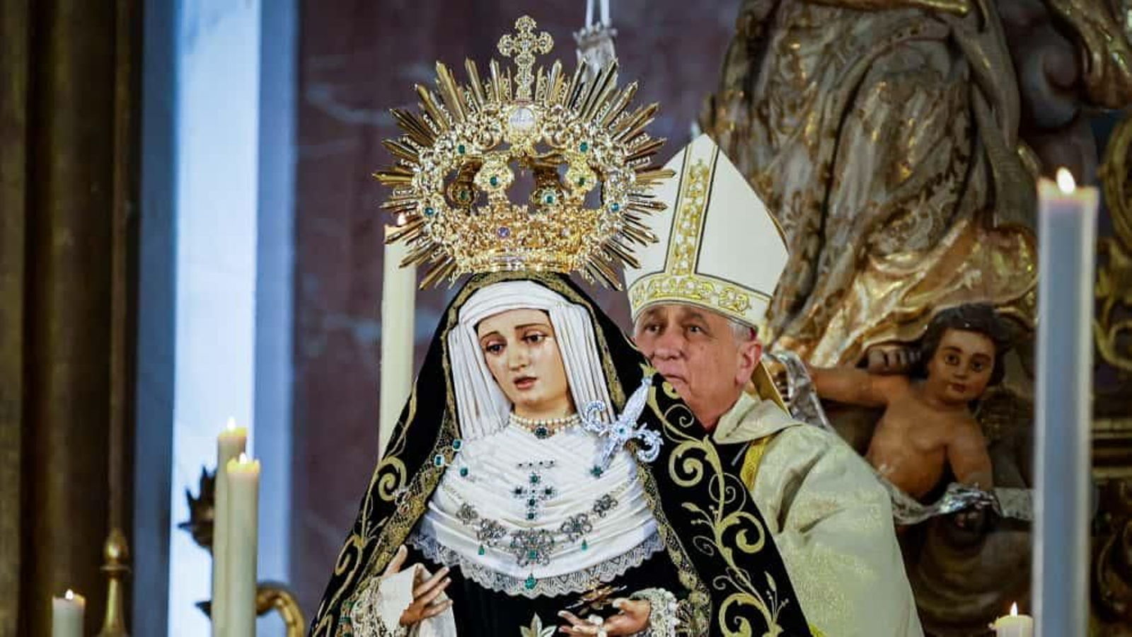 Momento en el que el obispo de Cádiz y Ceuta impone la corona a la Virgen de la Esperanza en el Panteón de Marinos Ilustres, en San Fernando