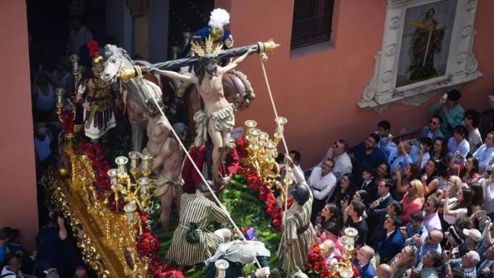El paso de misterio de la Exaltación saliendo de su parroquia