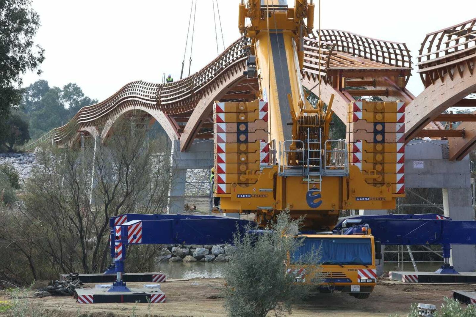La recta final de la instalación de la pasarela del Guadalhorce, en fotos