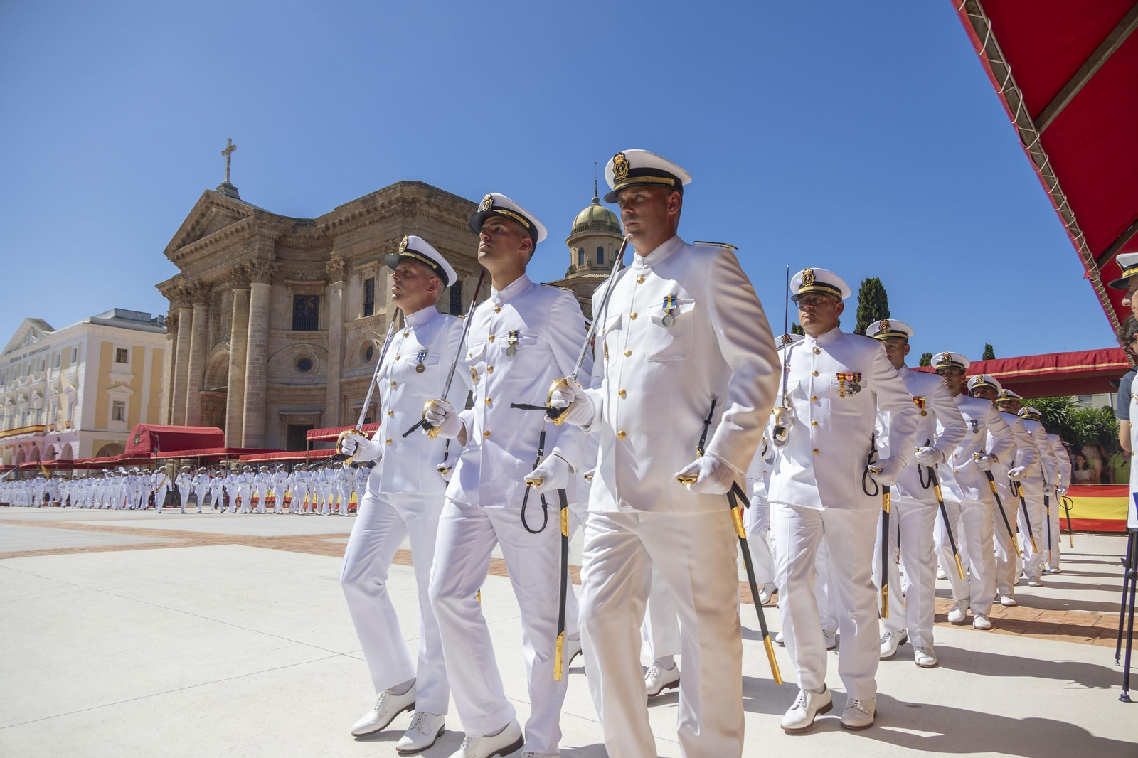 Las imágenes de la entrega de despachos a los nuevos suboficiales de la Armada Las imágenes de la entrega de despachos a los nuevos suboficiales de la Armada