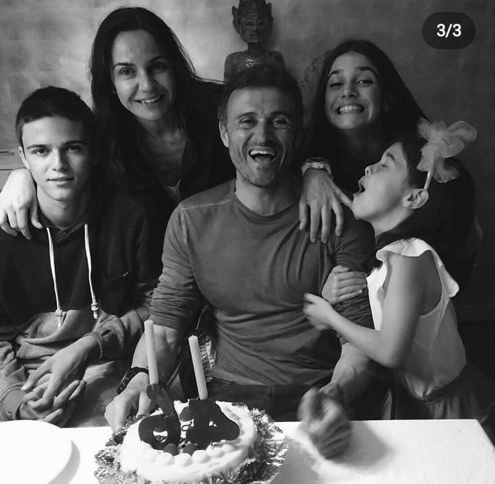Toda la familia celebra con alegría uno de los cumpleaños de Luis Enrique.