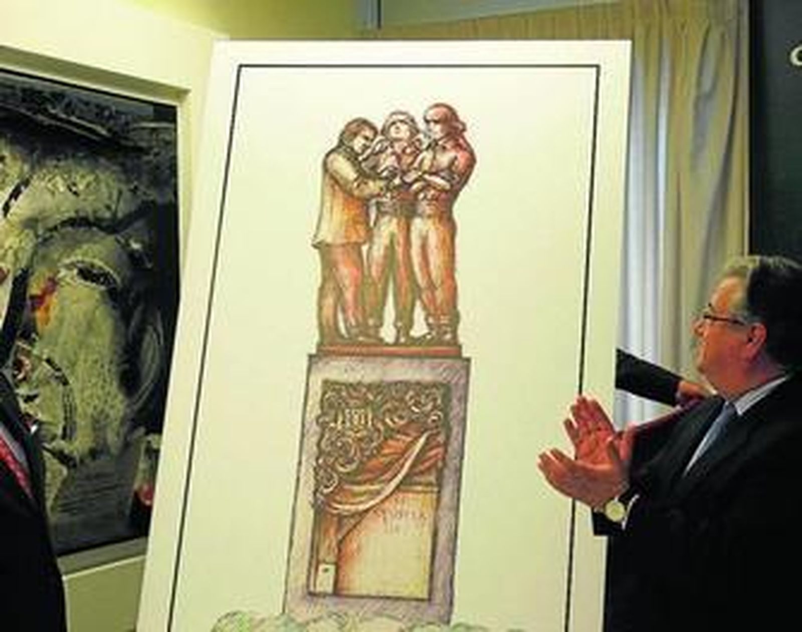 Zoido aplaude ante el boceto del monumento al costalero presentado esta semana.