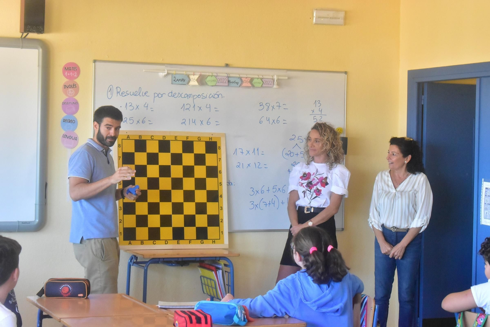 Una de las clases del Colegio Los Manantiales atiende a Cristian Claros