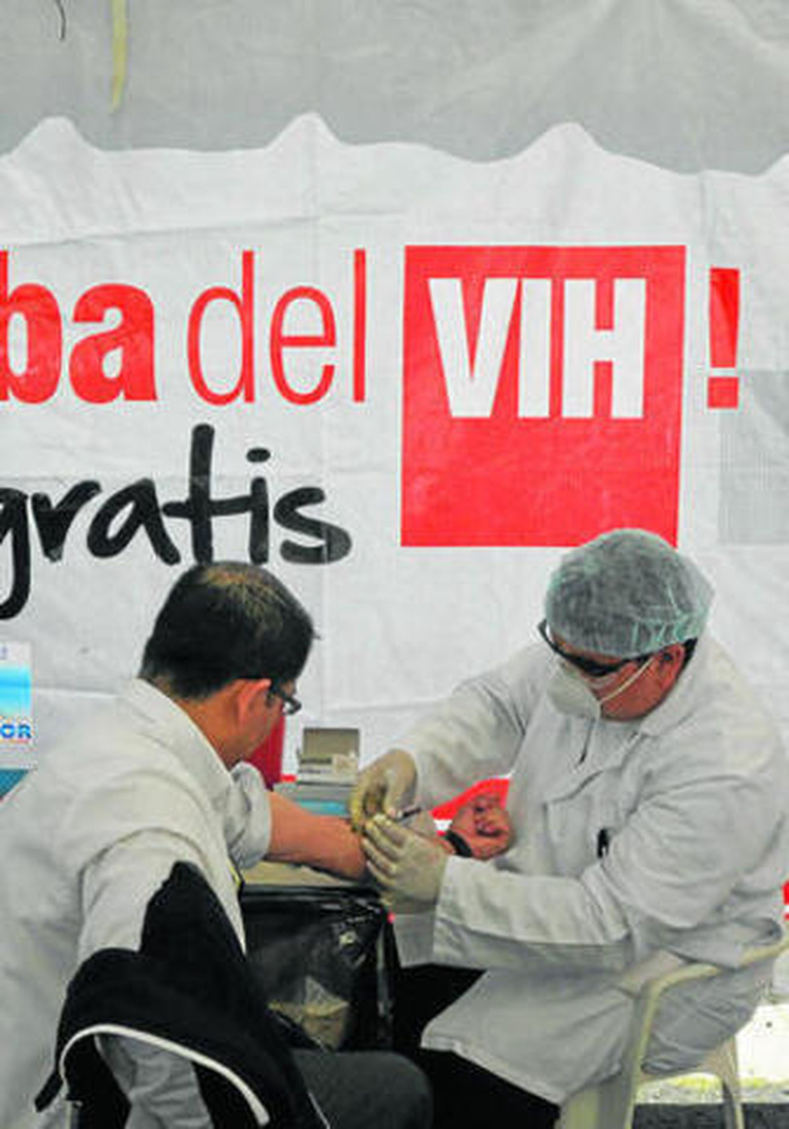 Realización de un test de VIH en una campaña sanitaria.
