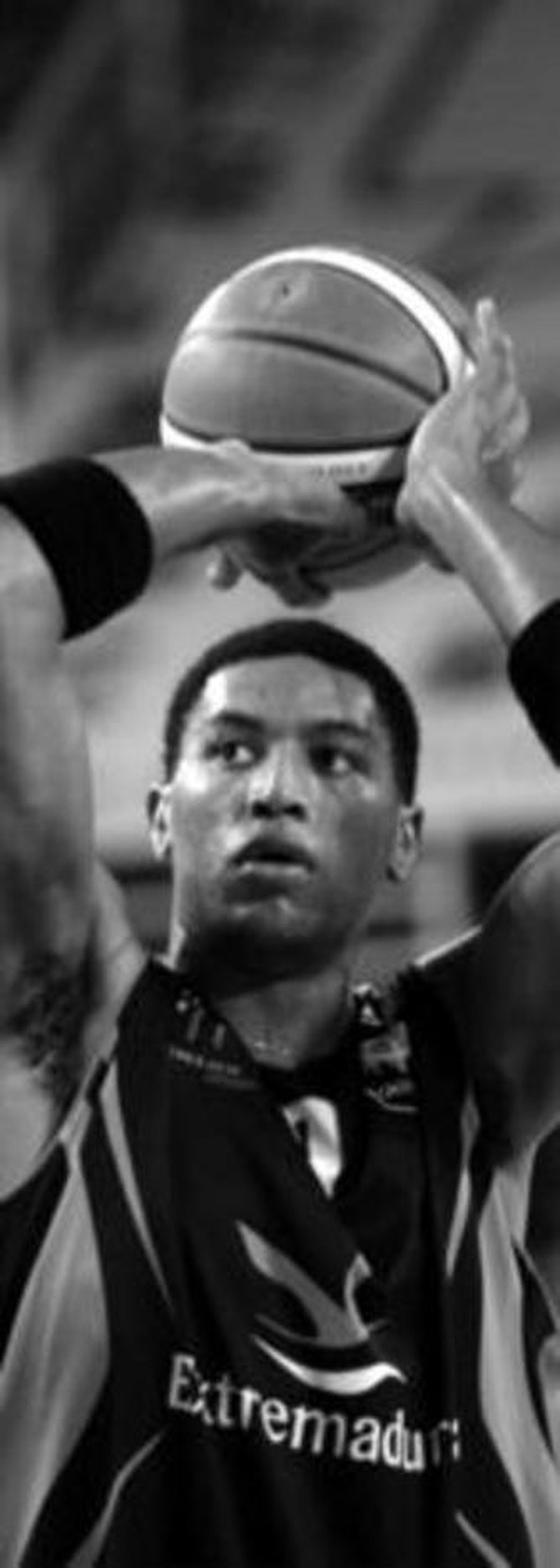 Wayne Simien se dispone a ejecutar un tiro libre.