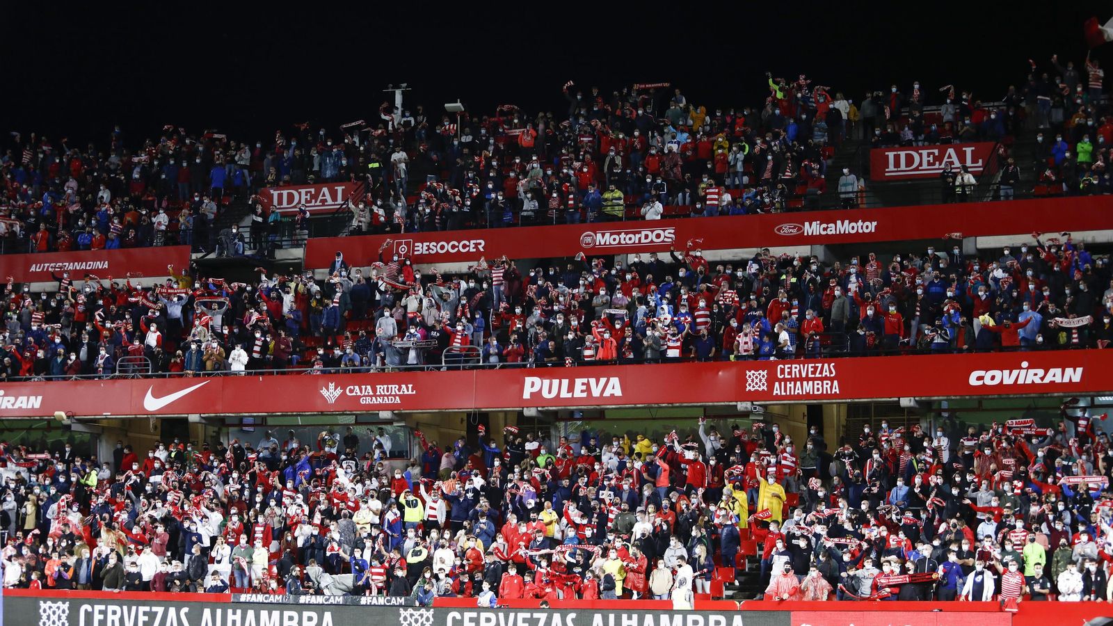 La afición volvió a ver disfrutar a su equipo en las gradas de Los Cármenes.