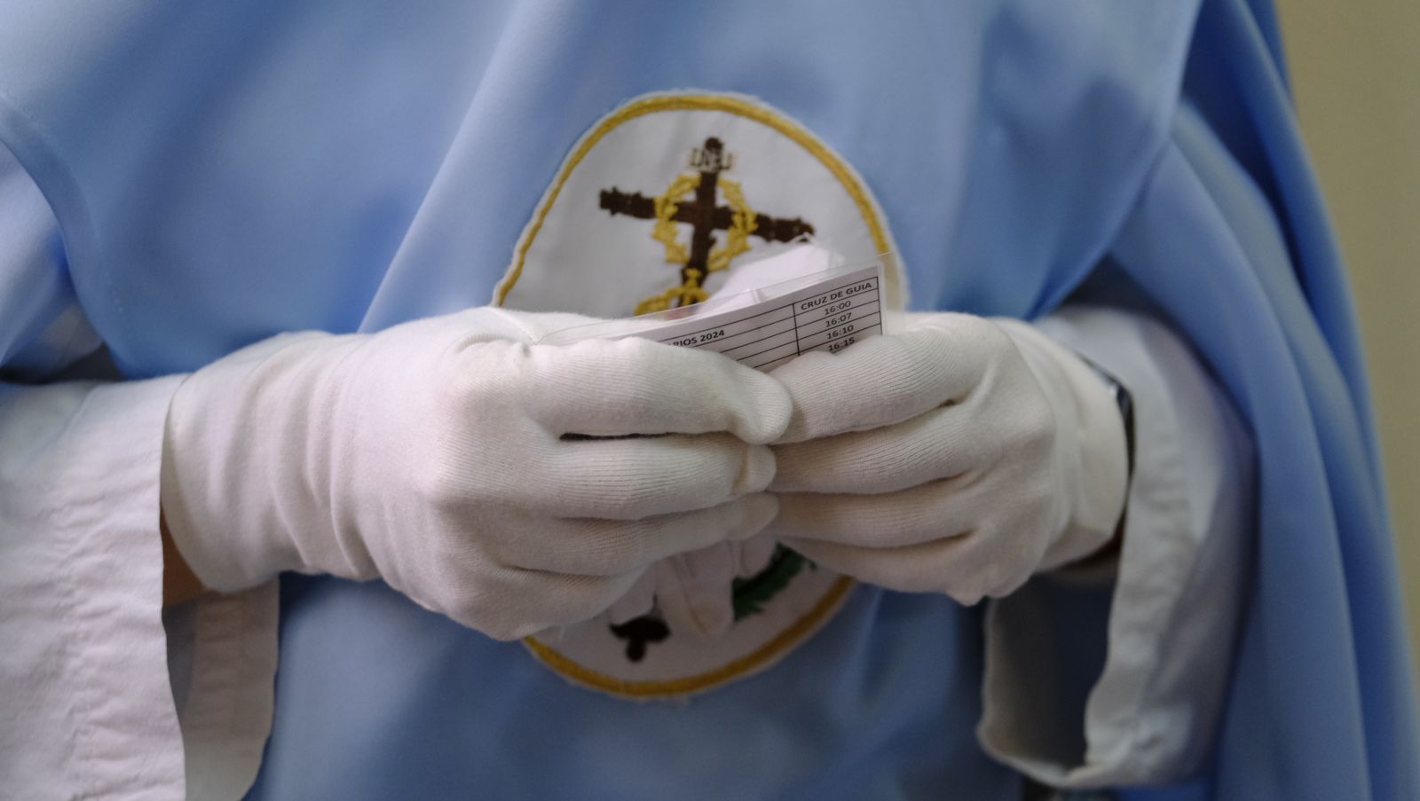 La Procesión de Los Ángeles de sobrepuso a la lluvia, en imágenes