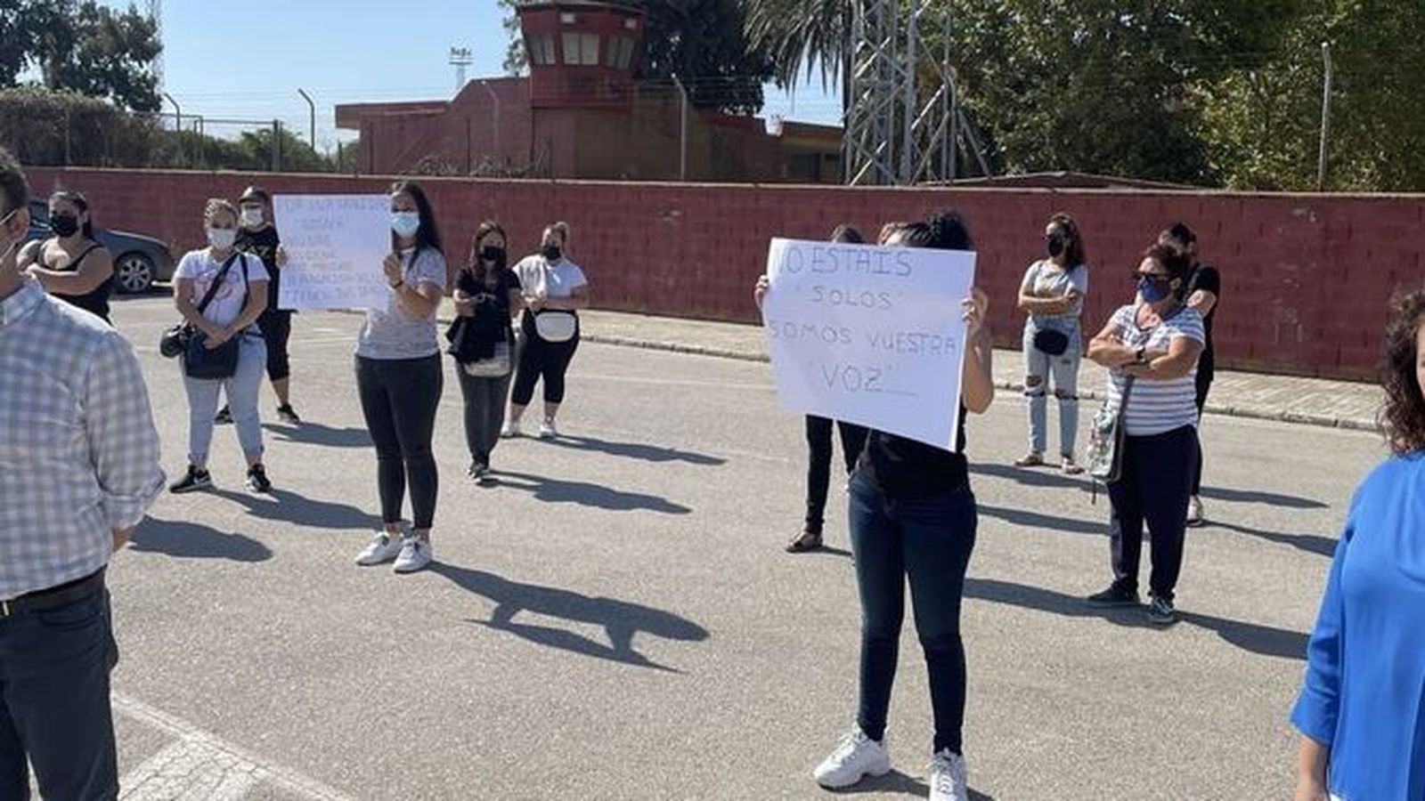 Familiares de presos en una protesta reciente frente a las cárceles portuenses.