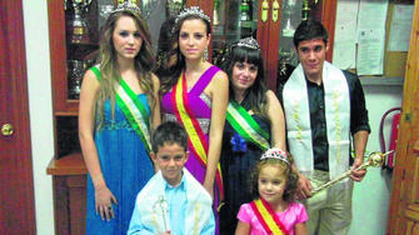 Parte del grupo de baile de la asociación de mujeres y consumo Lucanius.