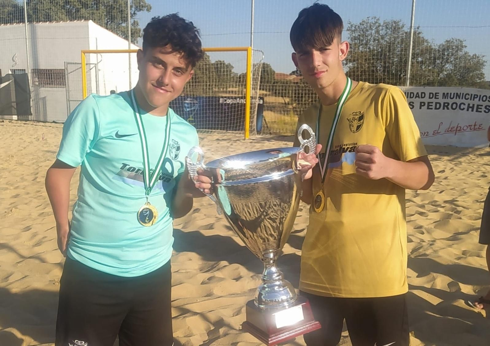 Álvaro Romero y Álvaro Arroyo posan con la copa de campeones de Andalucía.