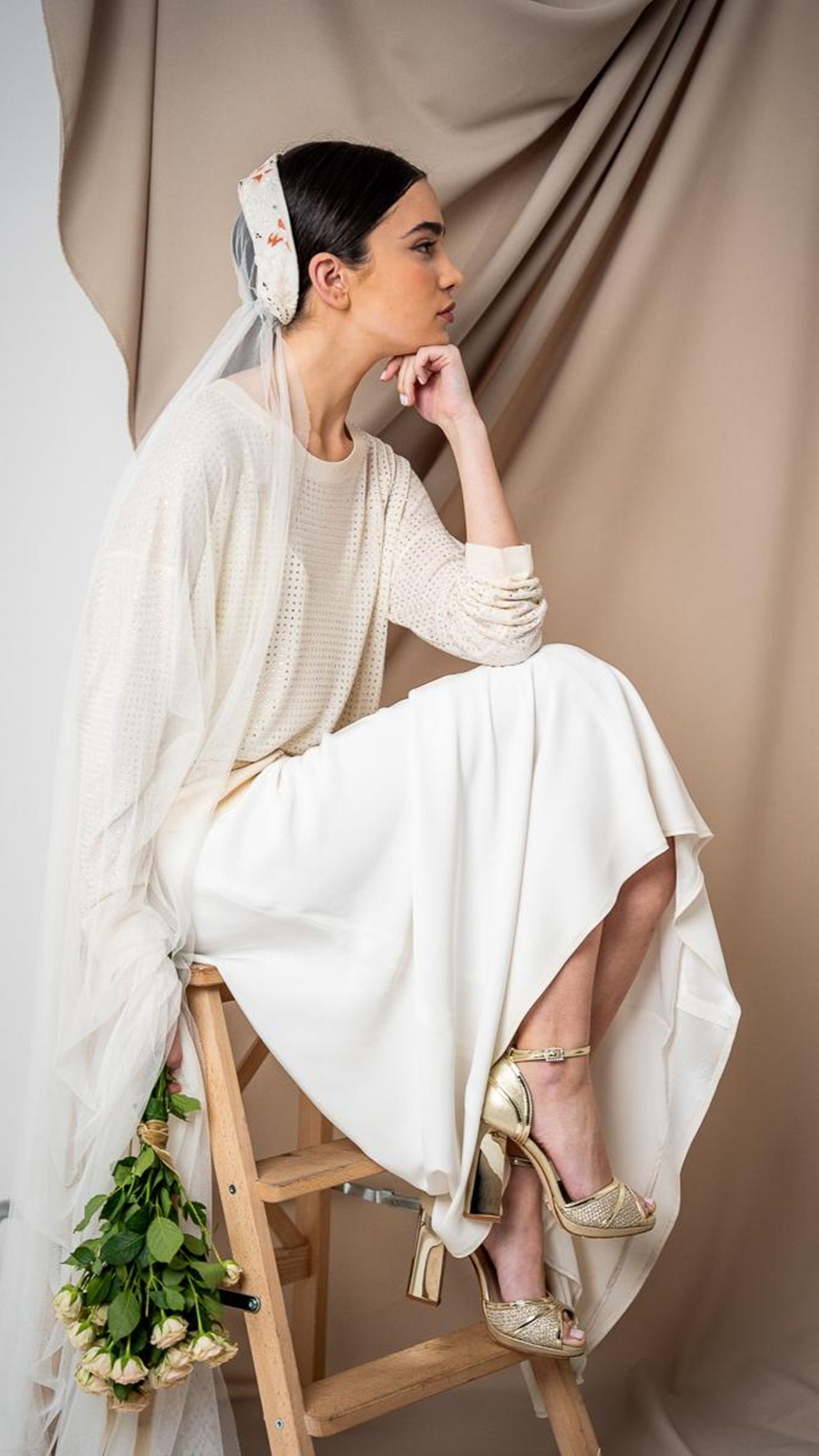 Un look de novia con casquete y velo.