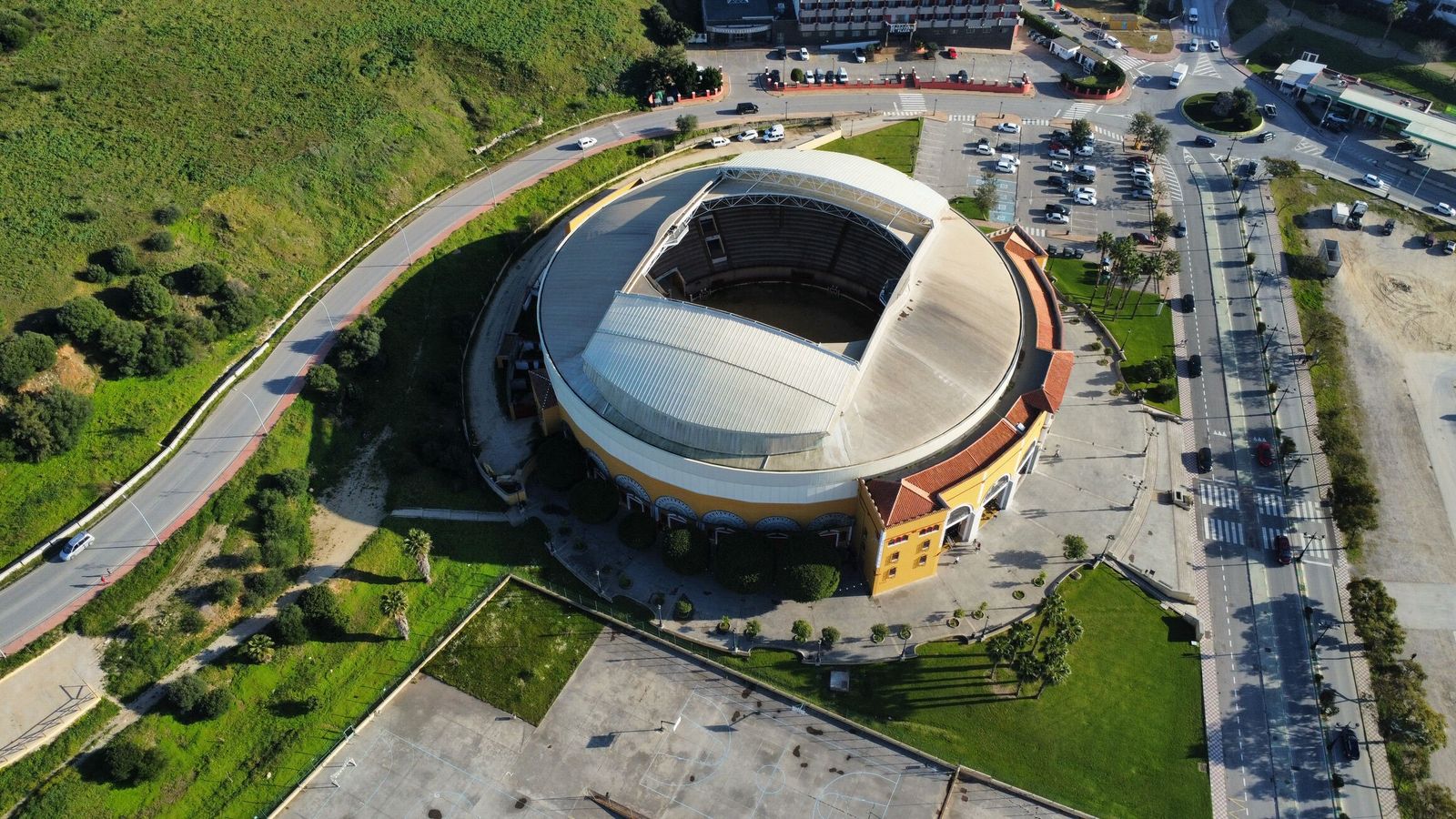 Comienza el cierre de la cubierta de plaza de toros La Montera. El Consistorio invierte algo más de 1 millón de euros en la puesta al día del recinto para su conversión en un centro multiusos tras 19 años.