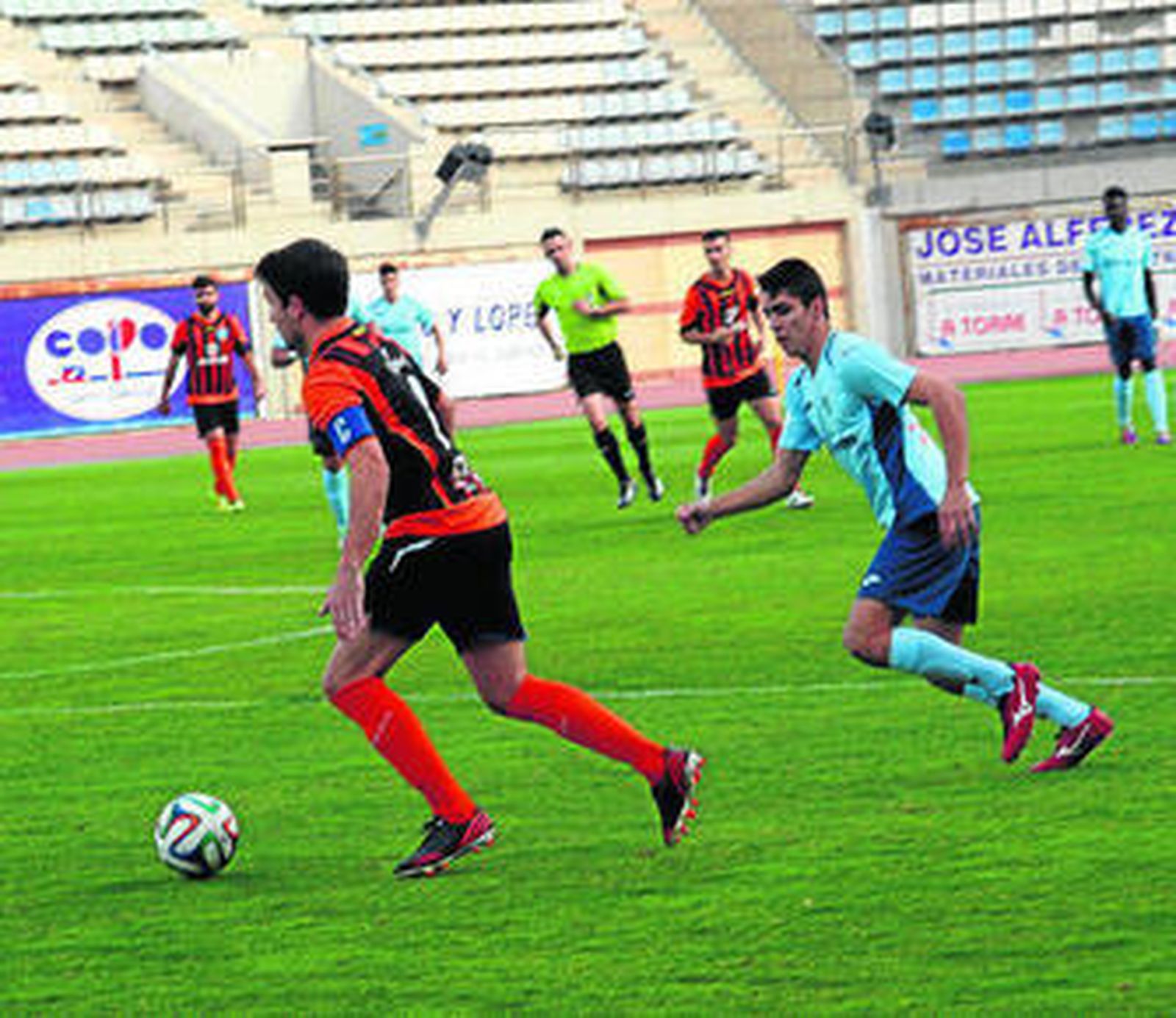 Nino avanza con el esférico ante un jugador de El Ejido.