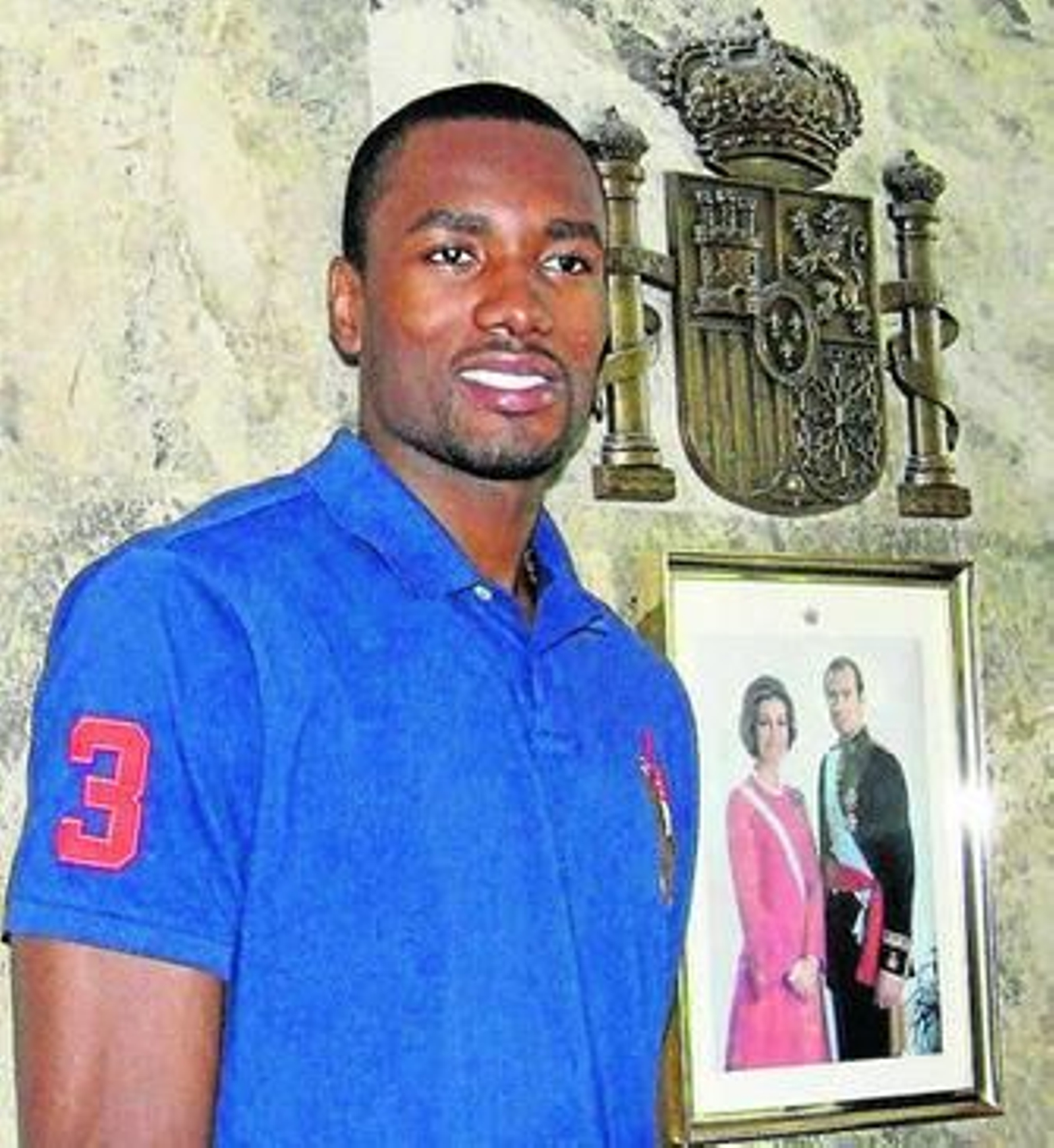 Ibaka posa ante los medios tras jurar la Constitución española.