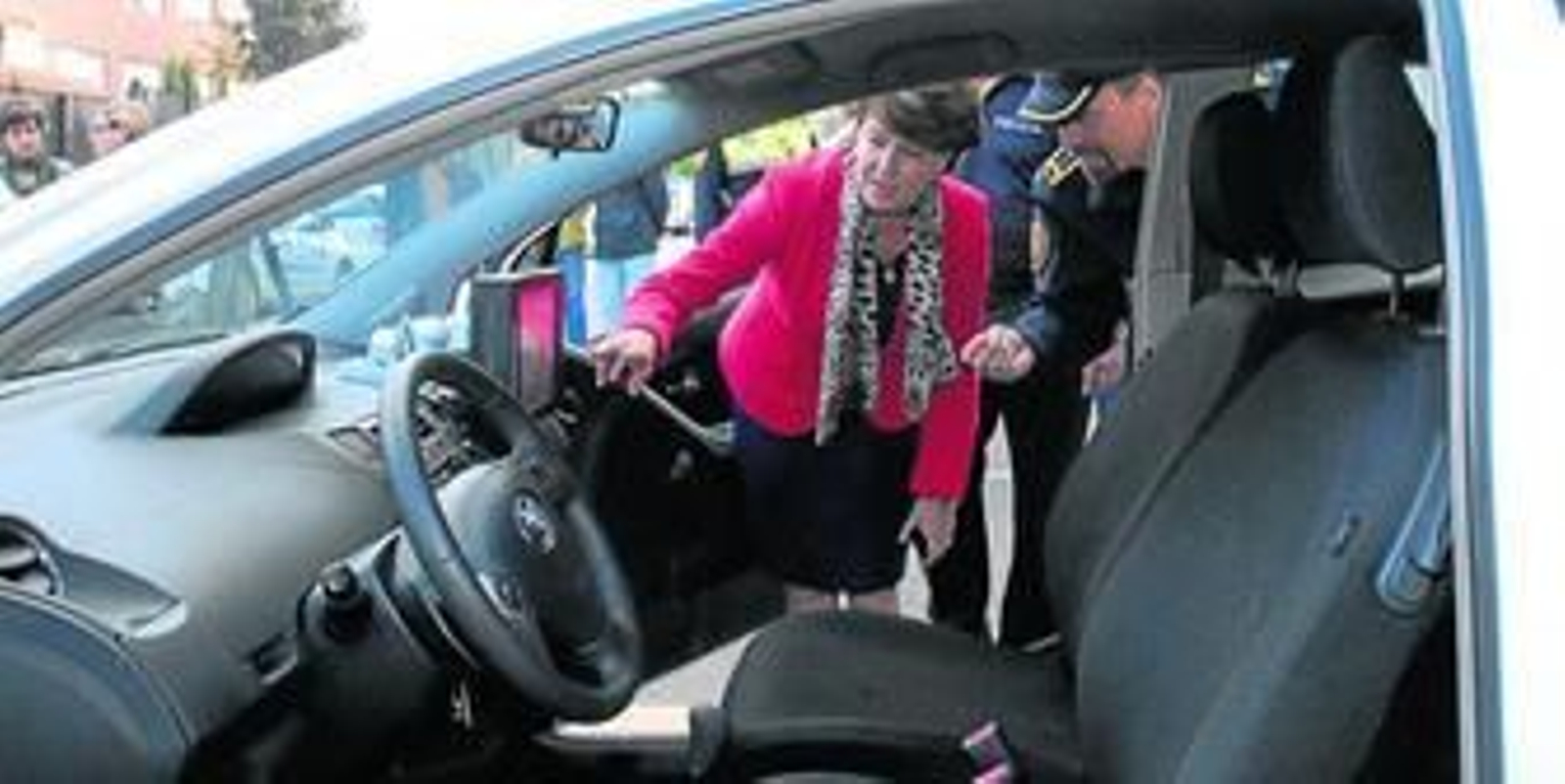 La concejal de Movilidad, Telesfora Ruiz, presentó ayer la nueva herramienta de trabajo de la Policía Local.
