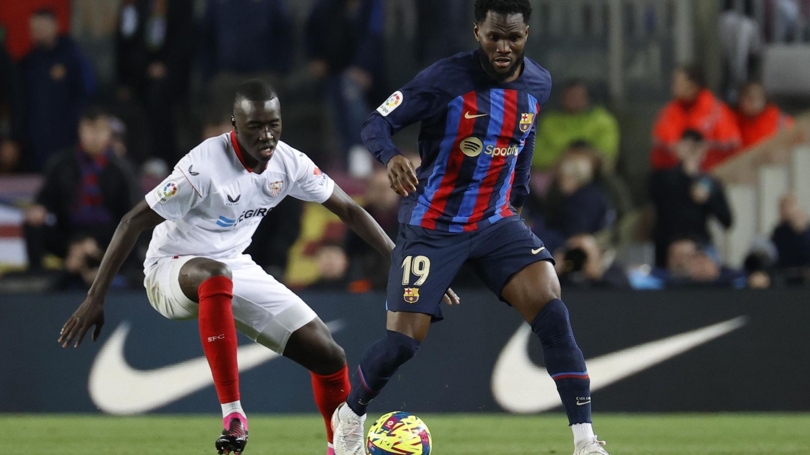 Pape Gueye intenta hostigar a Kessie en el Barcelona-Sevilla.
