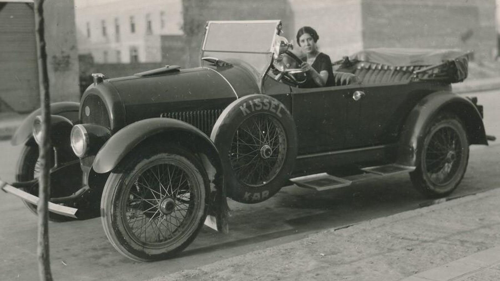 Argentinita en México conduciendo coche, 1922 corta. Argentinita en México conduciendo coche, 1922 corta.