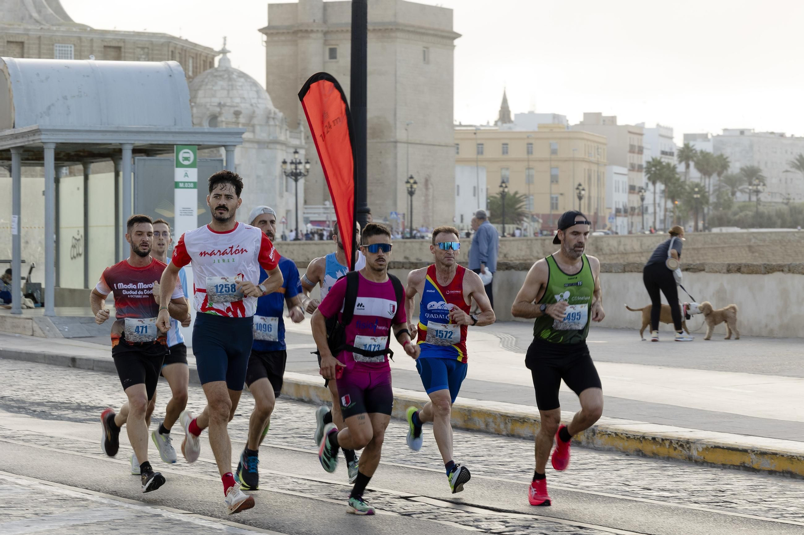 Búscate en las imágenes de la I media maratón Ciudad de Cádiz
