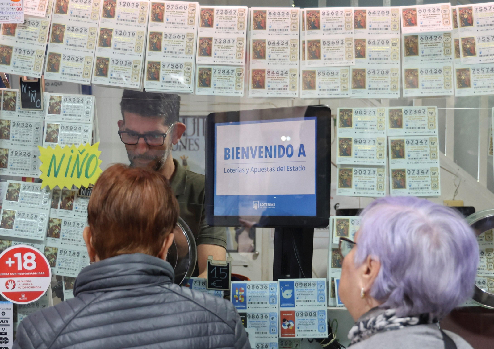 Dos mujeres compran Lotería de Navidad en Málaga. Dos mujeres compran Lotería de Navidad en Málaga.