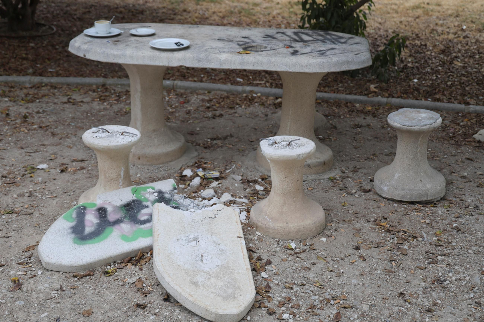 Una imagen de los bancos rotos en Derecho.