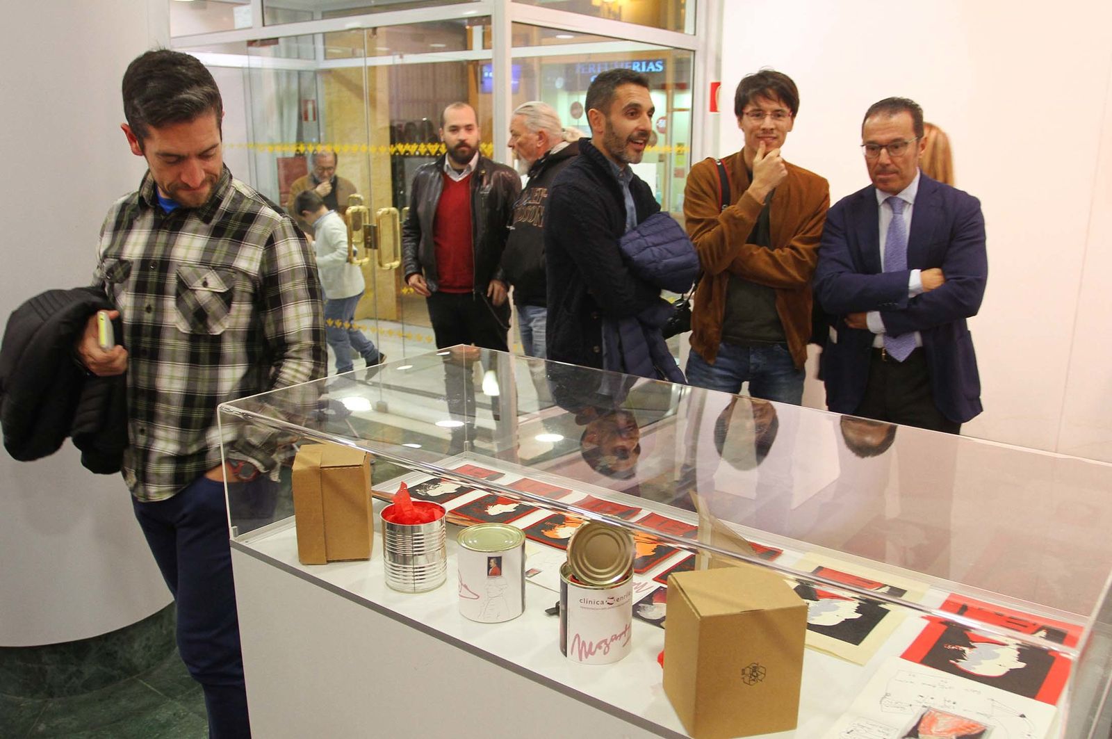 Imágenes de la exposición de Víctor Pulido '(Hilo conductor). 20 años de Clínica Enrile'.