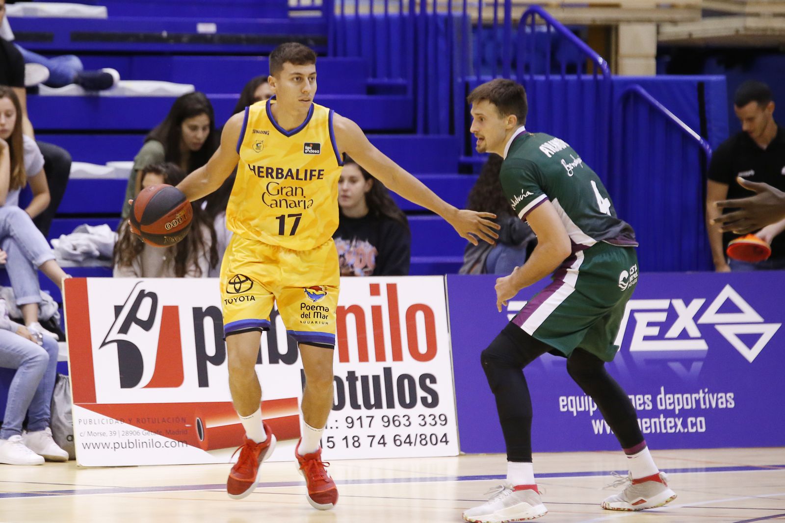 La primera victoria del Unicaja, en fotos