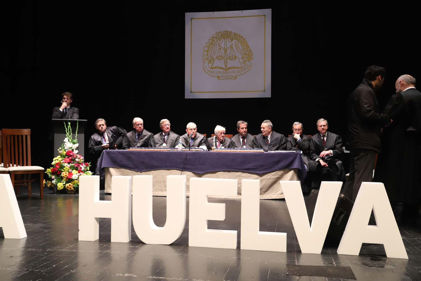Imágenes del acto de entrega de insignias a los colegiados que cumplen 25 y 50 años en el Ilustre Colegio de Abogados de Huelva.