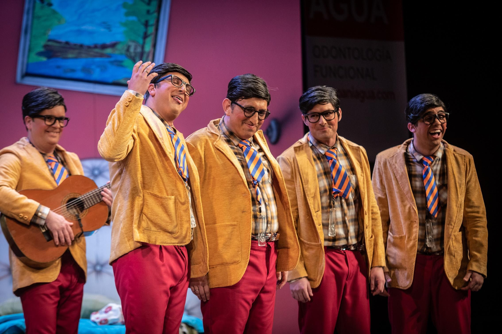 La chirigota 'Los que no valen ni para estar escondidos' durante su actuación