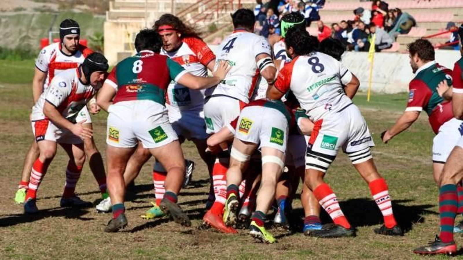 Almerienses y sevillanos en plena brega por conseguir la pelota.