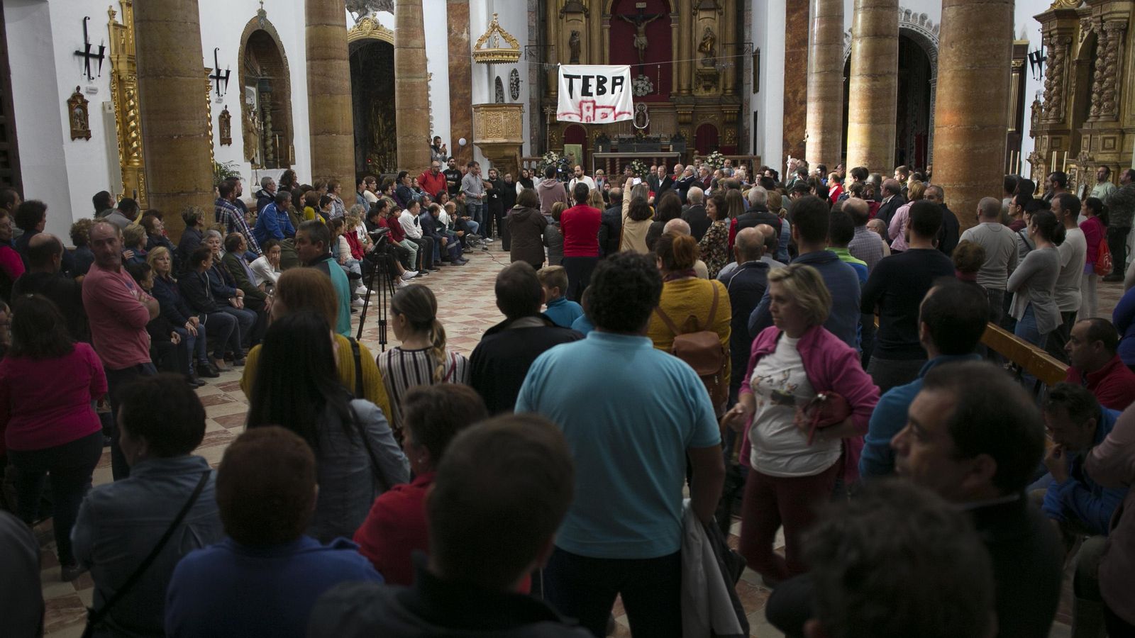 Encierro en el interior de la iglesia de Teba para exigir la declaración de zona catastrófica.