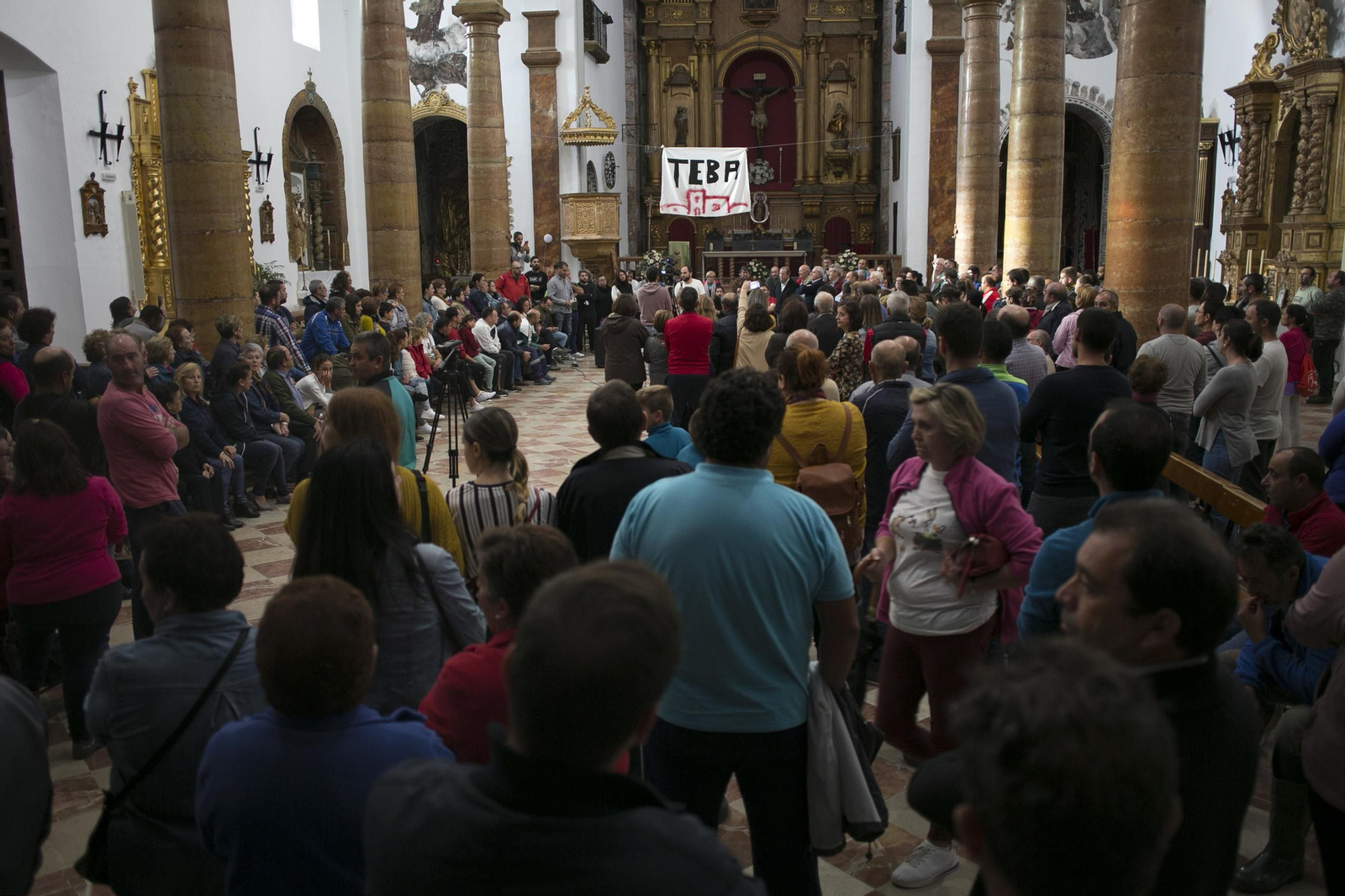 Encierro en el interior de la iglesia de Teba para exigir la declaración de zona catastrófica. Encierro en el interior de la iglesia de Teba para exigir la declaración de zona catastrófica.
