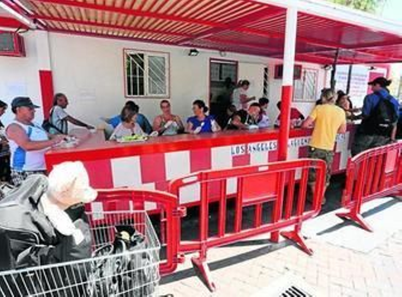 Decenas de personas hacen cola en la asociación Ángeles Malagueños de la Noche.