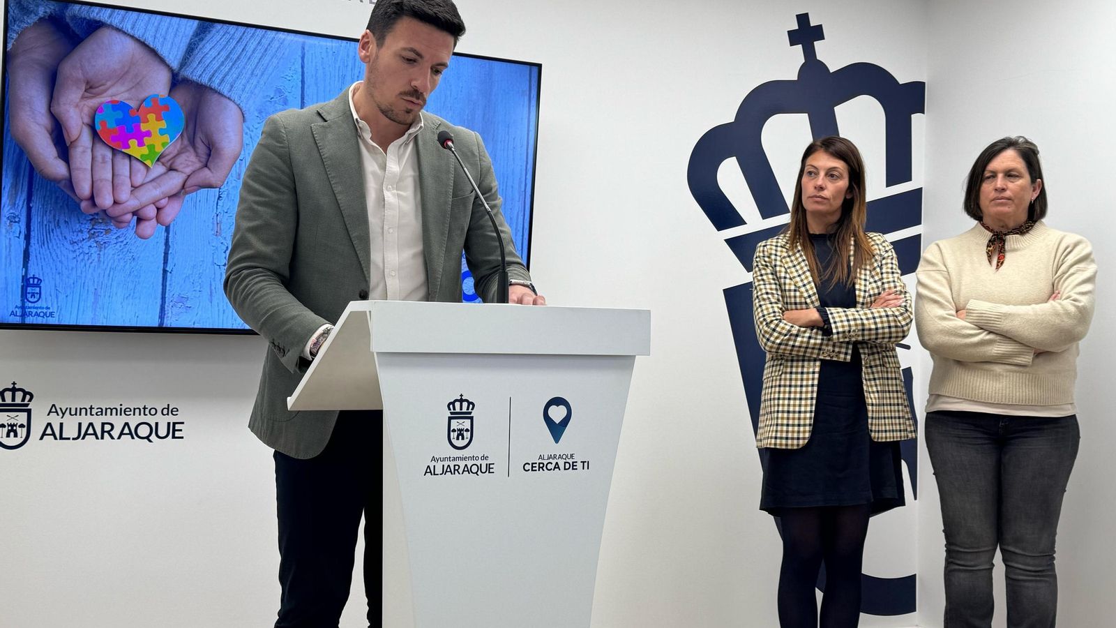 Adrián cano junto a Gema Hinestrosa y Leticia Villegas en la presentación de la ‘Semana de la Concienciación del Autismo’.