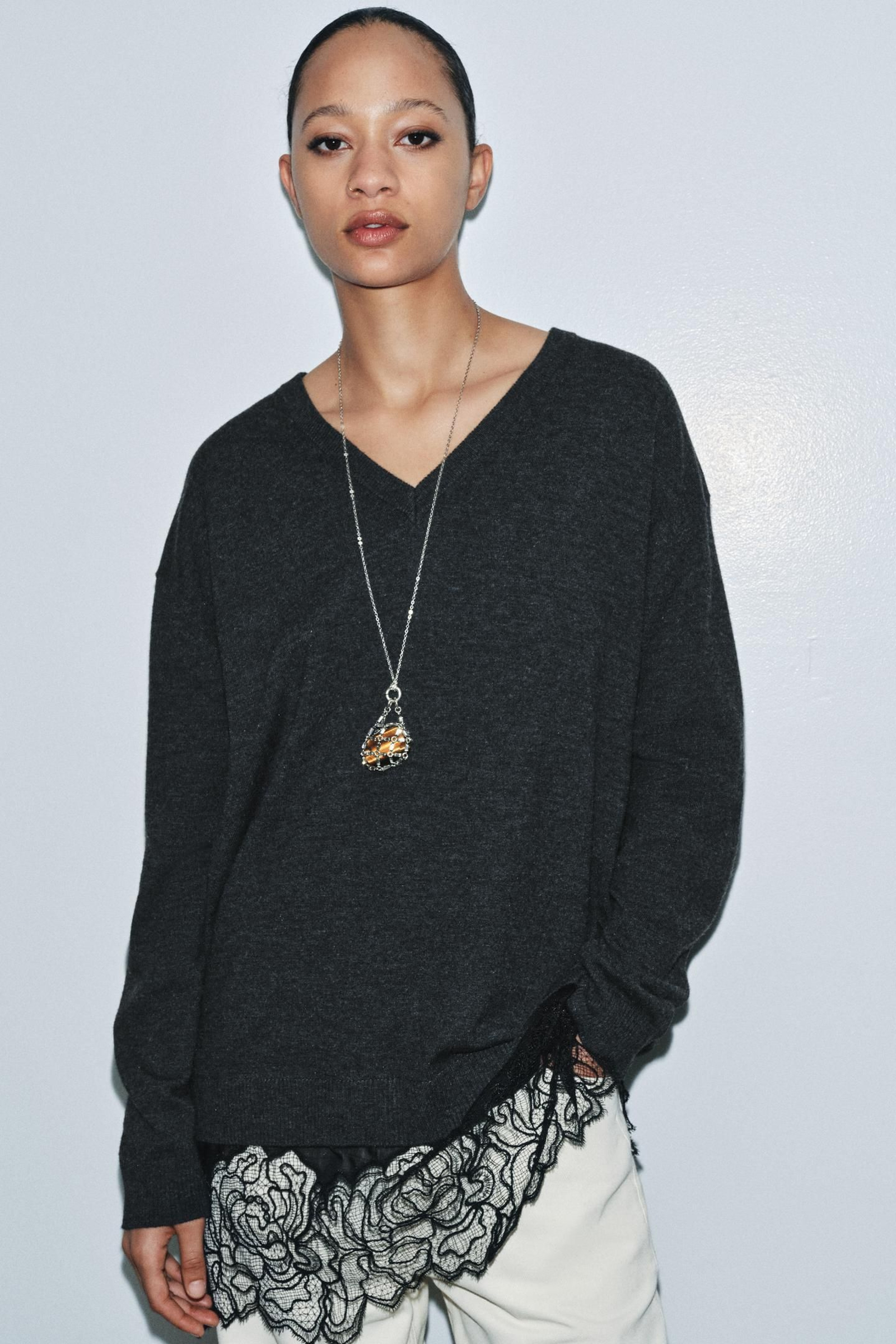 Jersey con encajes de Zara.