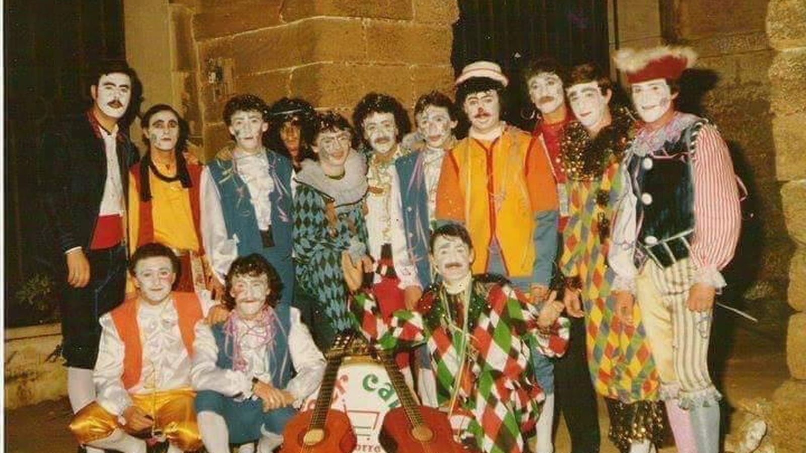 La comparsa de José Luis Bustelo ‘La trastienda’, de 1986, en el torreón de las Puertas de Tierra.