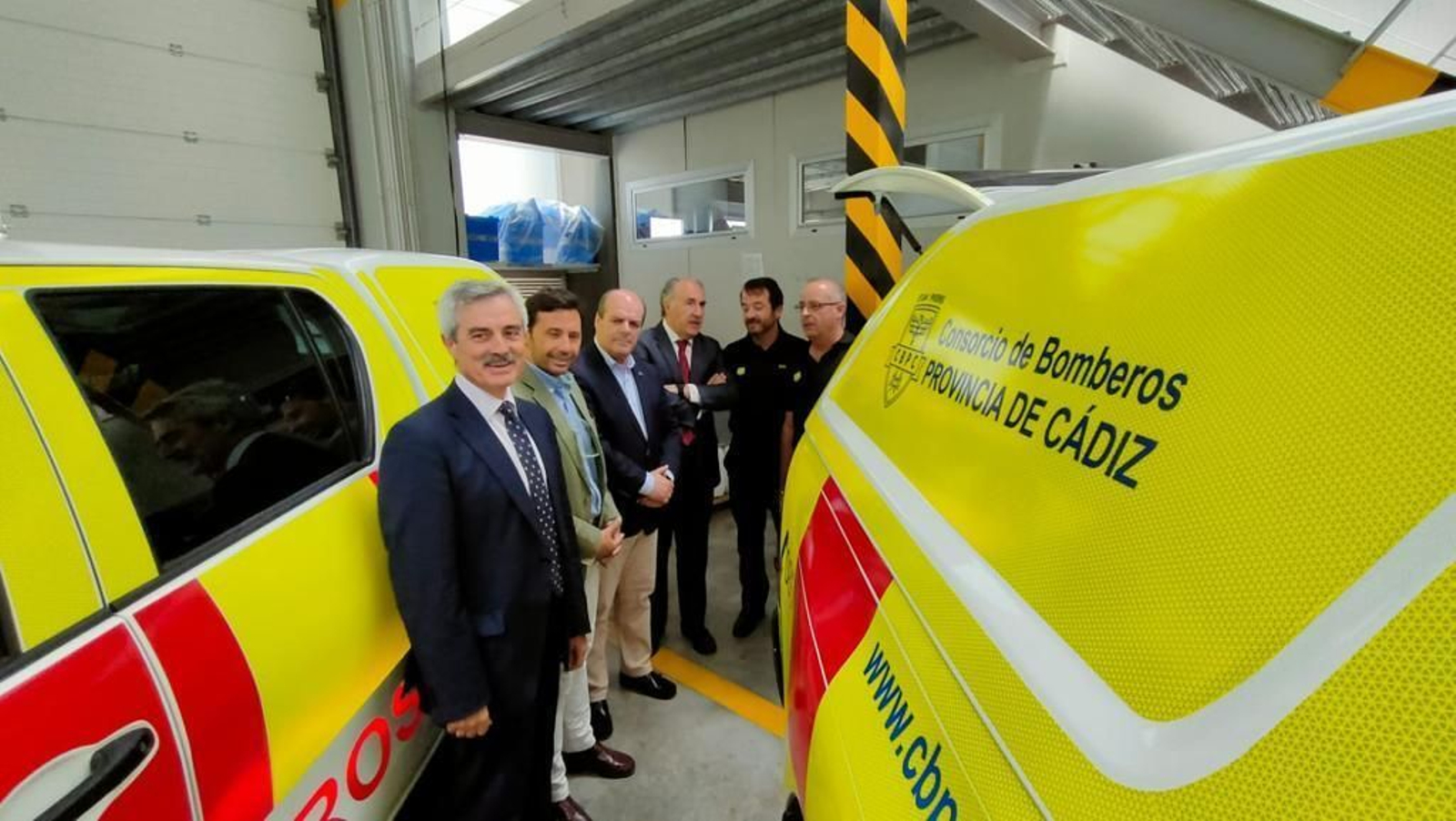 Las autoridades, junto a los nuevos vehículos