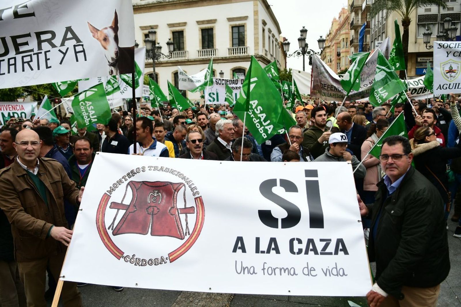 Asistentes a la concentración en la plaza de las Tendillas de Córdoba.