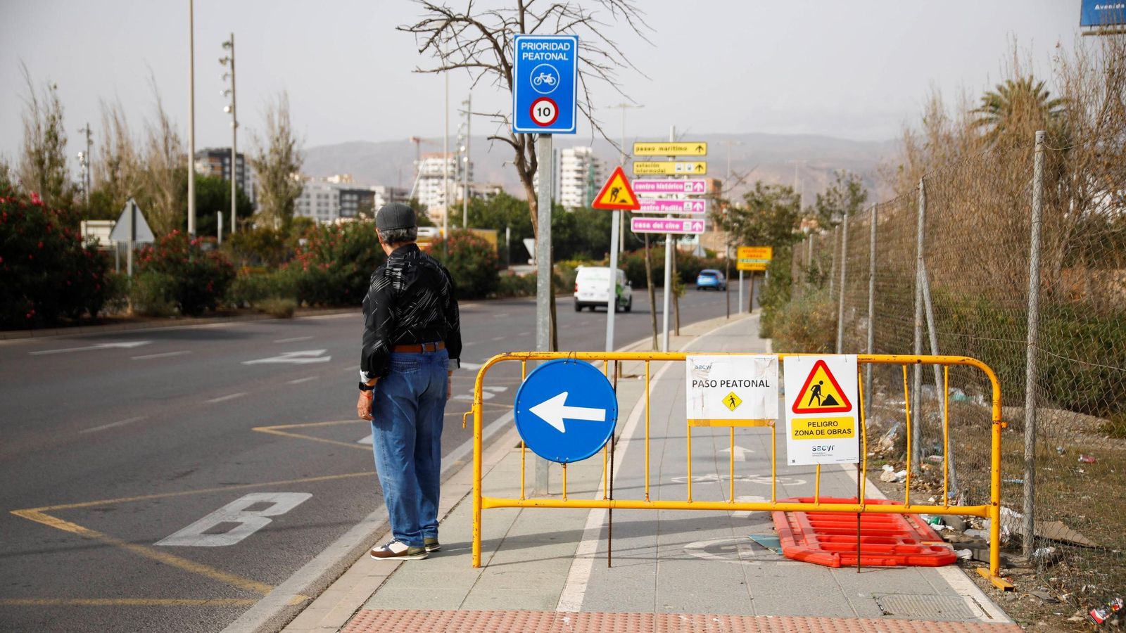 Un hombre espera el autobús.