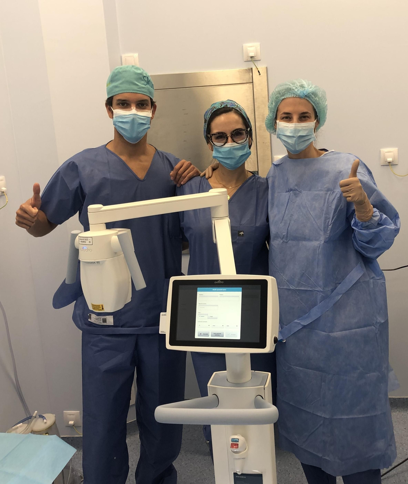 La jefa de la unidad Margarita Cabanás, a la derecha, junto a los doctores Ana Cristina Martínez y Miguel Contreras.