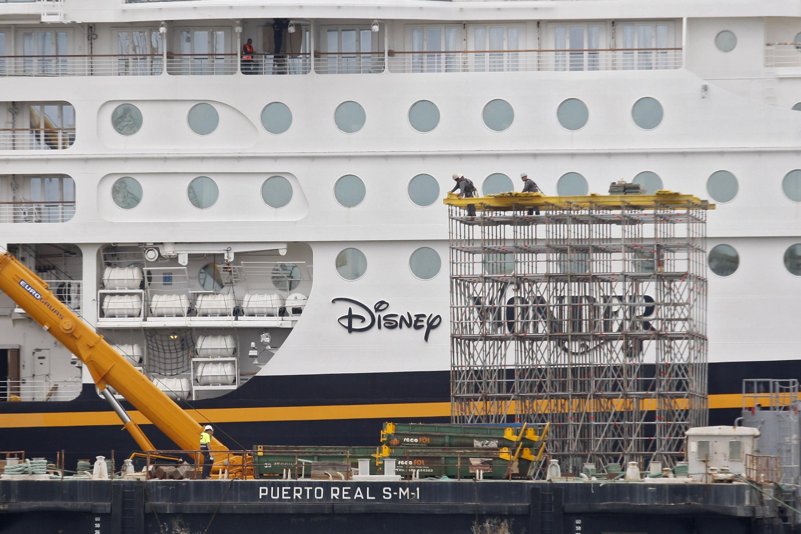 Imágentes de varios cruceros de Disney, a su paso por la Bahía de Cádiz
