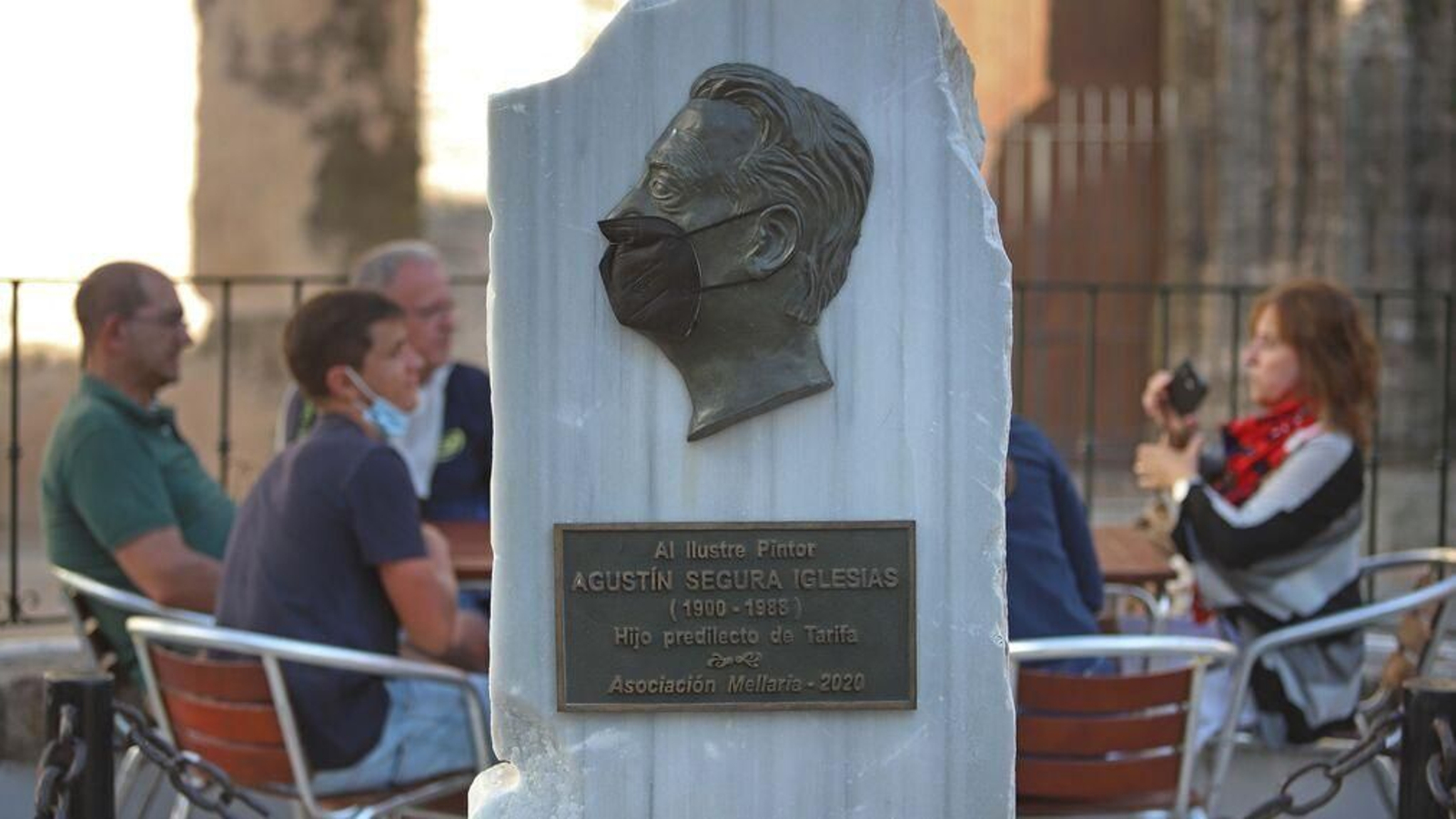 Estatua de Agustín Segura con una mascarilla, en Tarifa.