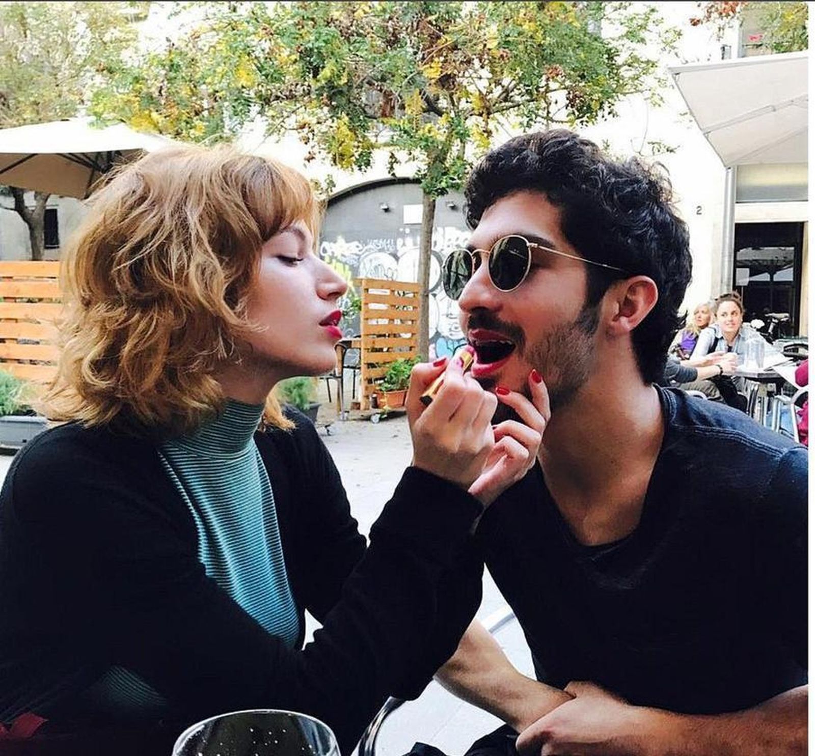 Chino Darín y su pareja, Úrsula Corberó, en una imagen para las redes sociales.