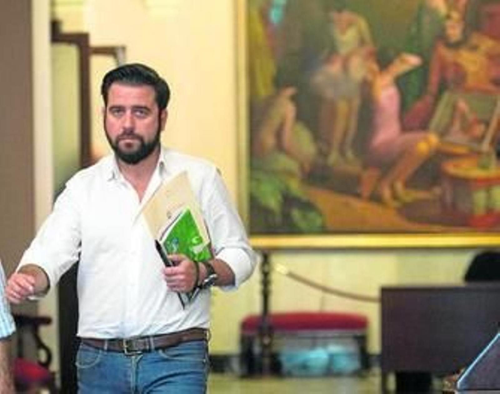 El portavor del Grupo Municipal Socialista, Fran González, recorre uno de los pasillos del Ayuntamiento.