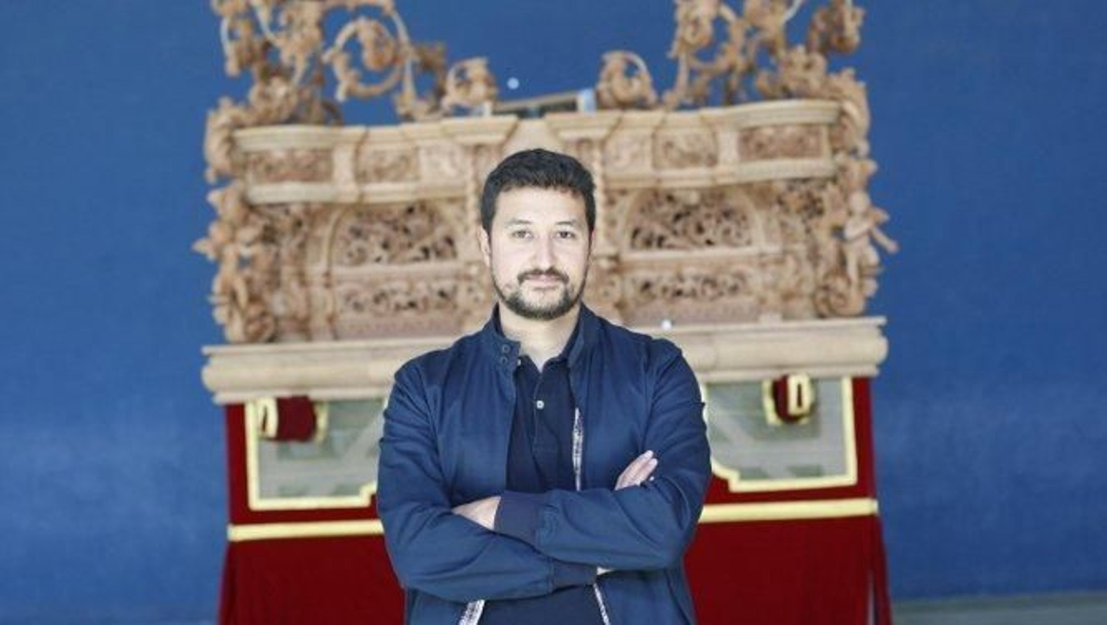 Joaquín Cortés Molina posa delante del paso del Despojado en el pabellón de Salesianos