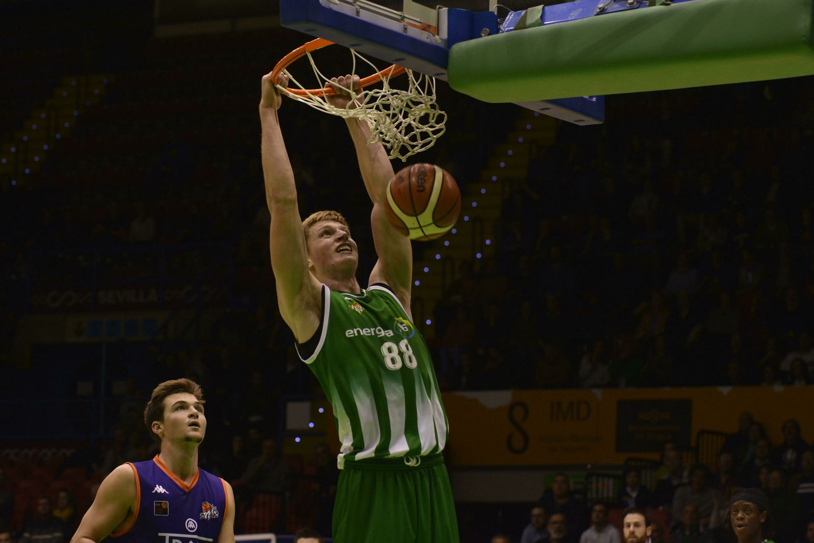 Malmanis se cuelga del aro en un partido de la pasada temporada.