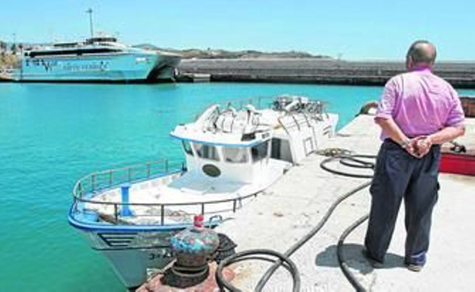 El pesquero accidentado, amarrado en el muelle pesquero, frente al ferry 'HSC Maria Dolores', ayer en el puerto de Tarifa.