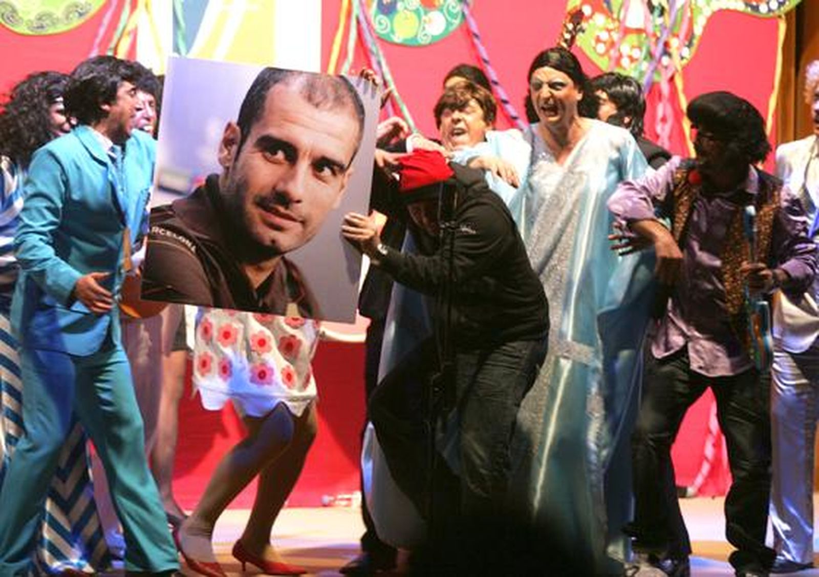 Comparsa tarifeña 'Todo a un euro'

Foto: José María Quiñones