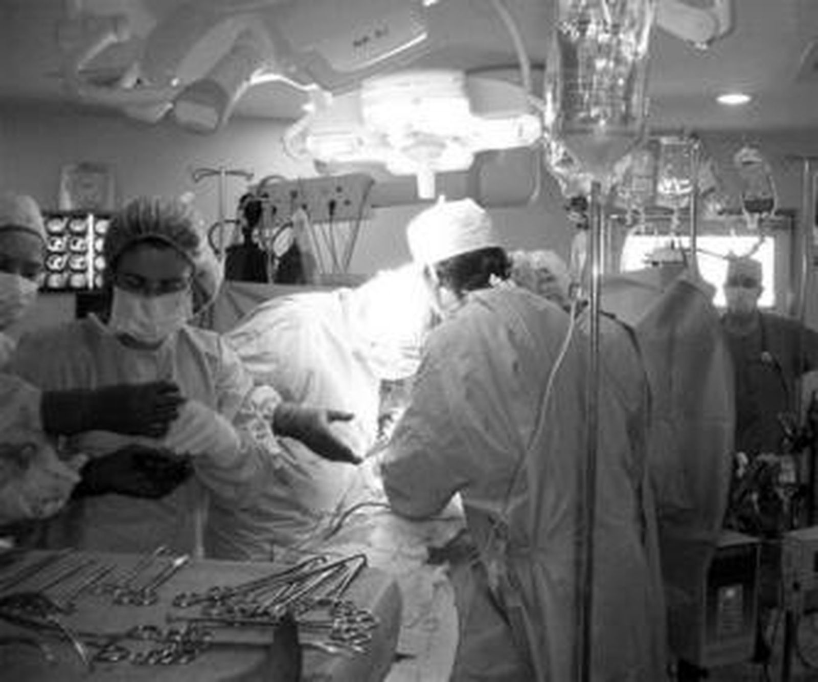 Los cirujanos practican un trasplante en un quirófano, en imagen de archivo.