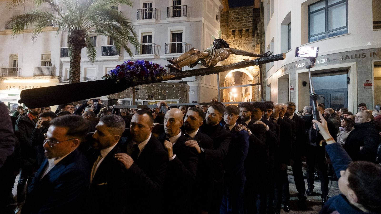 Las imágenes de los traslados de las cofradías de Santa Cruz